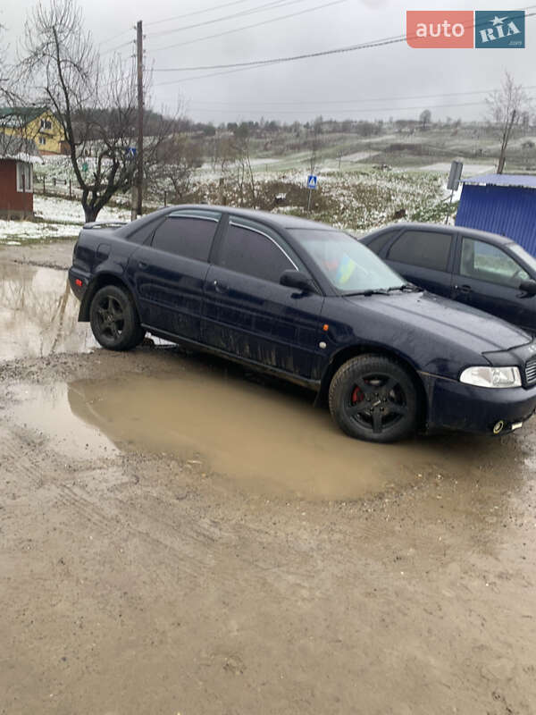 Седан Audi A4 1996 в Стрелках