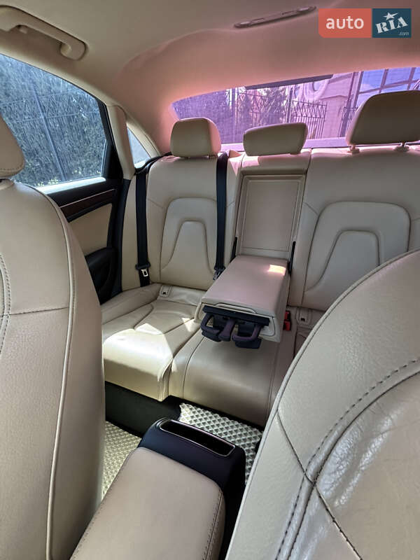 Седан Audi A4 2013 в Львове