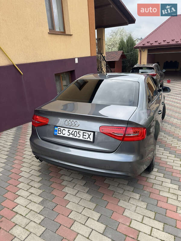 Седан Audi A4 2012 в Горохові