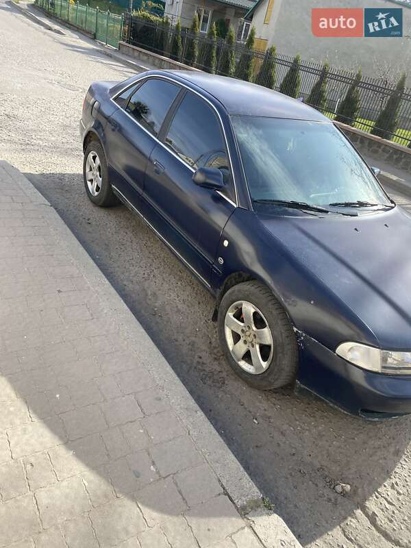 Седан Audi A4 1995 в Жовкве