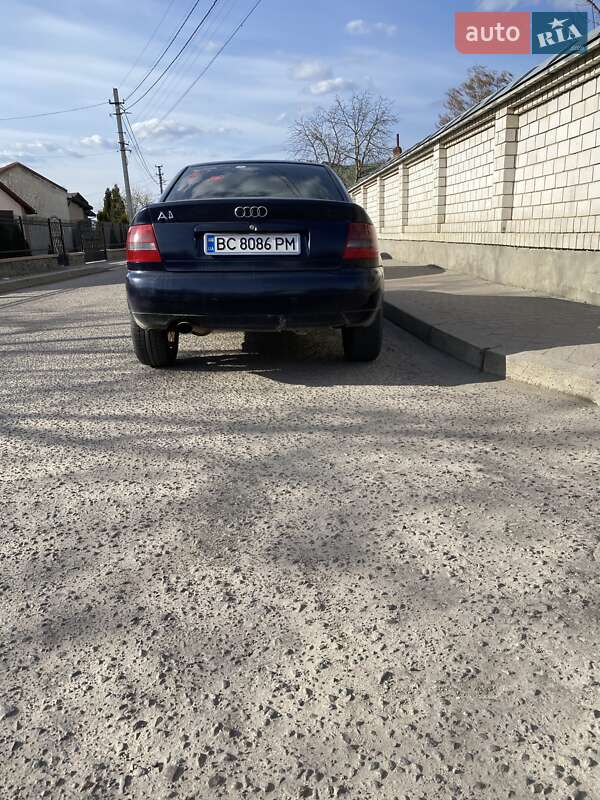 Седан Audi A4 1995 в Жовкве