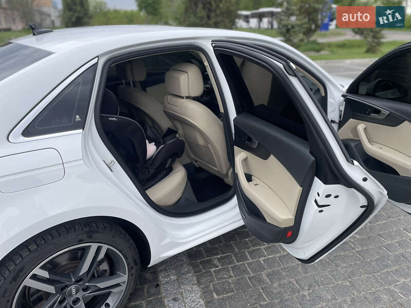 Седан Audi A4 2017 в Киеве