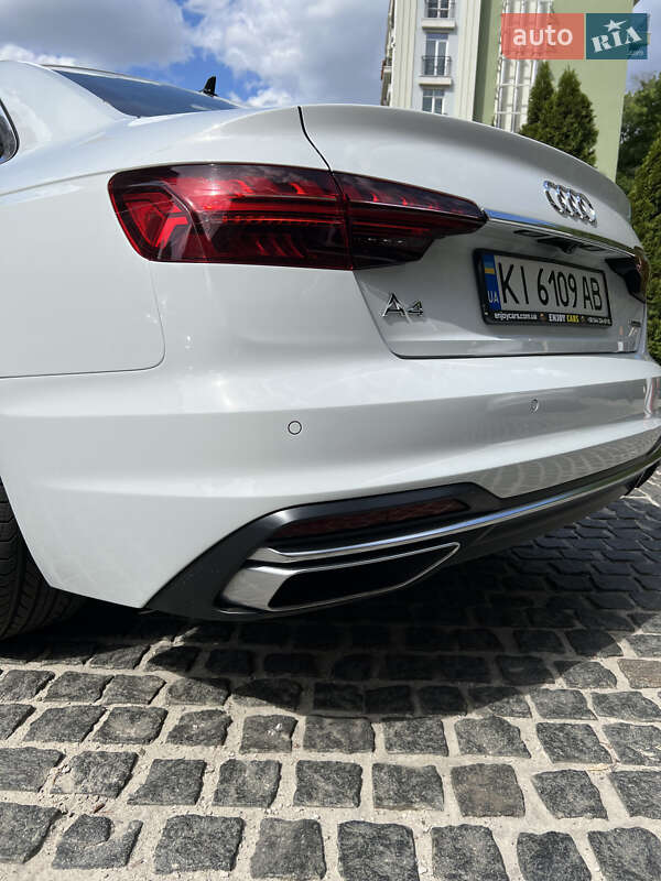 Седан Audi A4 2022 в Киеве