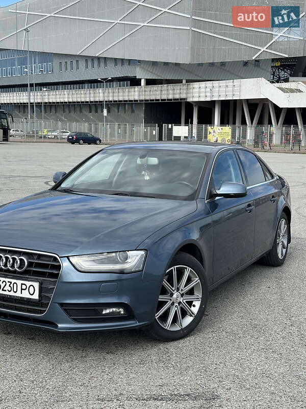 Седан Audi A4 2015 в Львове