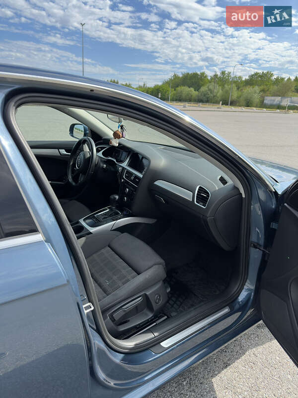 Седан Audi A4 2015 в Львове