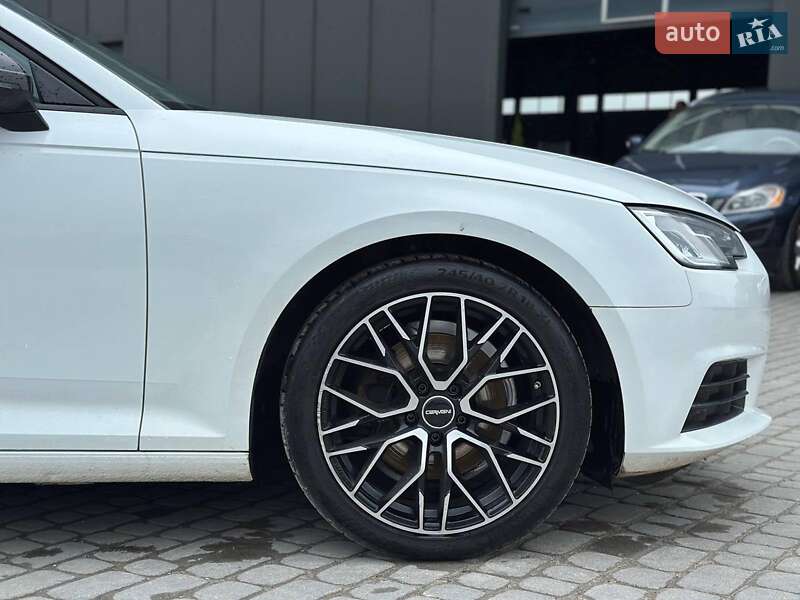 Седан Audi A4 2019 в Львові