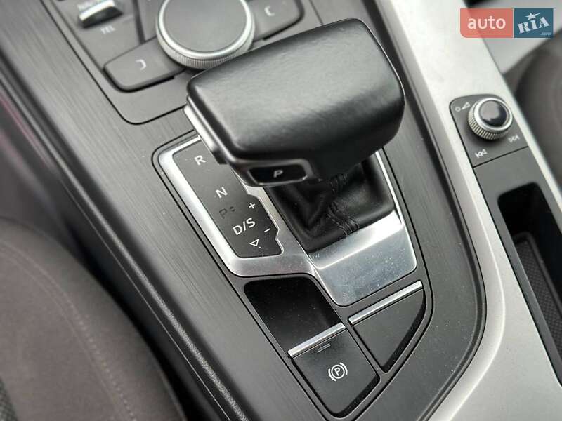 Седан Audi A4 2019 в Львові