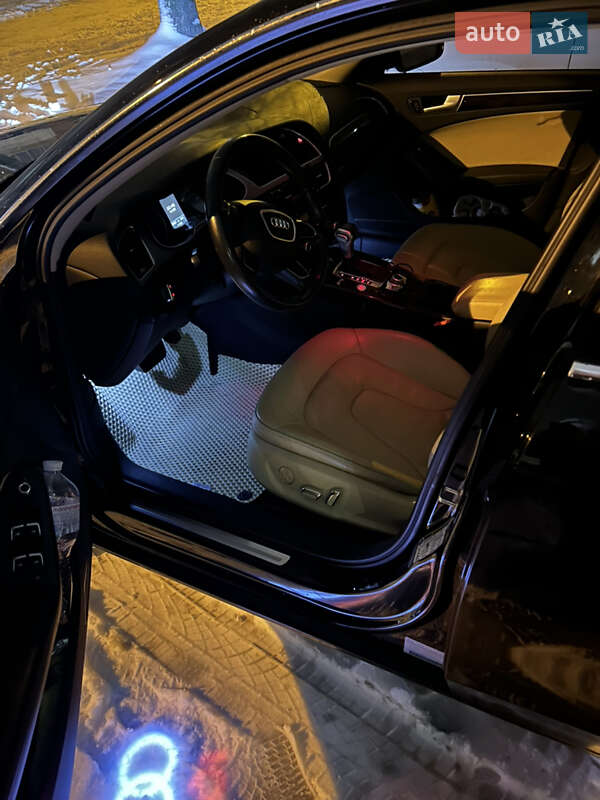 Седан Audi A4 2013 в Львове