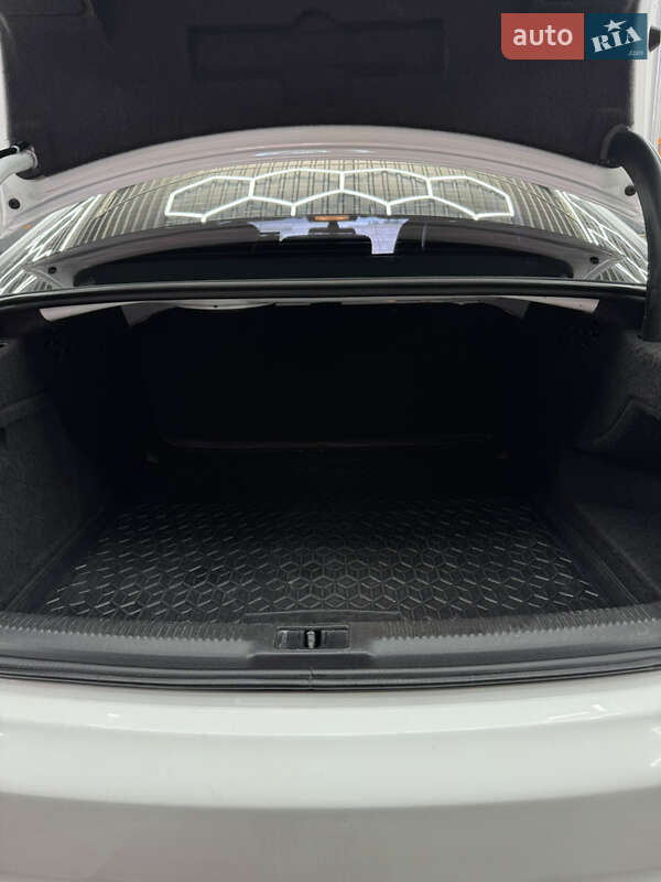 Седан Audi A4 2013 в Житомире