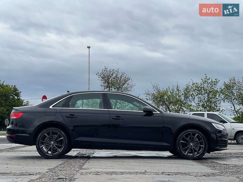 Седан Audi A4 2018 в Ужгороде