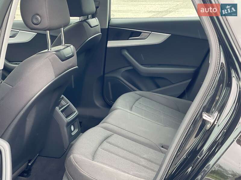 Седан Audi A4 2018 в Ужгороде