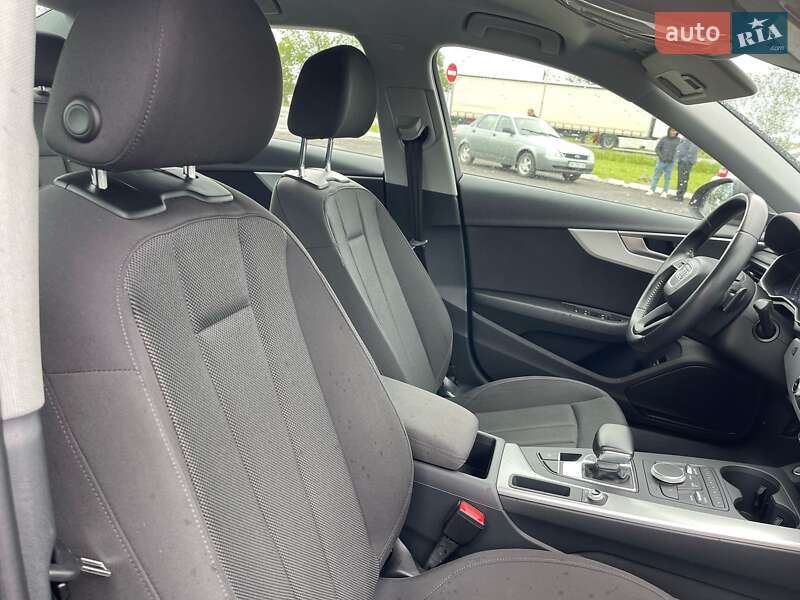 Седан Audi A4 2018 в Ужгороде