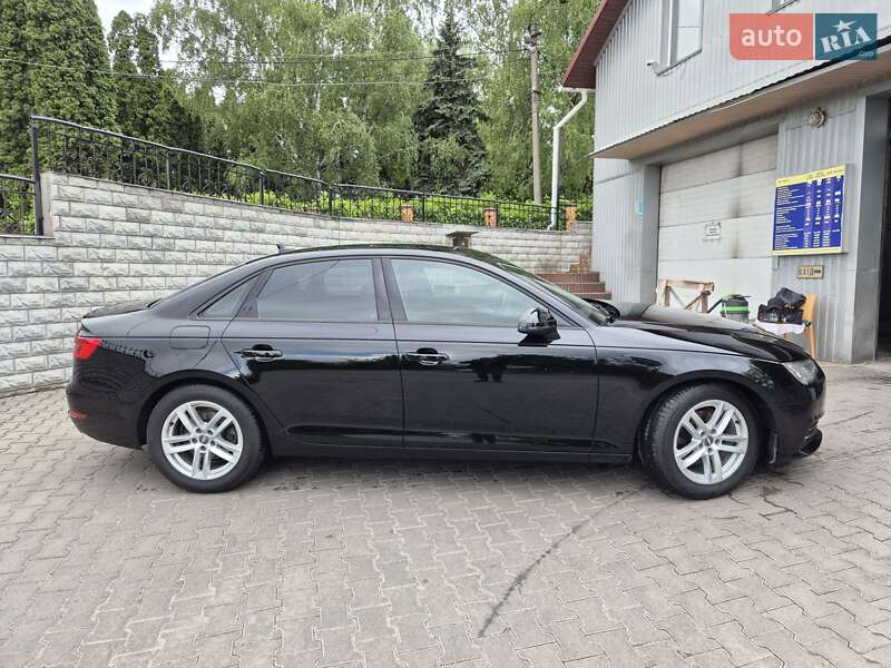 Седан Audi A4 2017 в Обухове