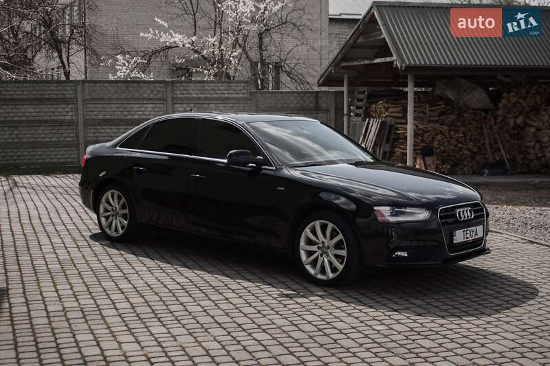 Седан Audi A4 2012 в Жовкві