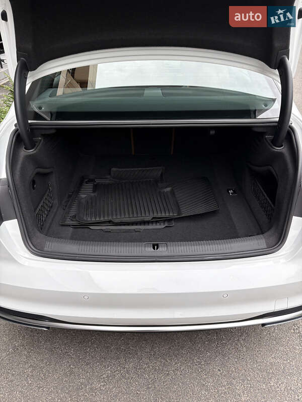 Седан Audi A4 2024 в Львові