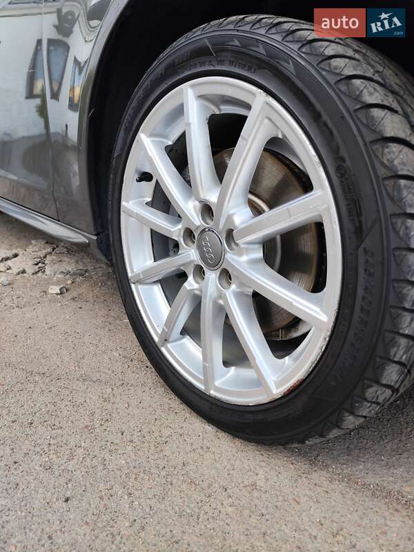 Седан Audi A4 2014 в Чернигове