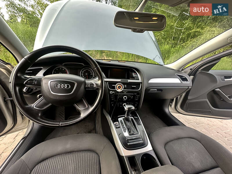 Седан Audi A4 2012 в Львове