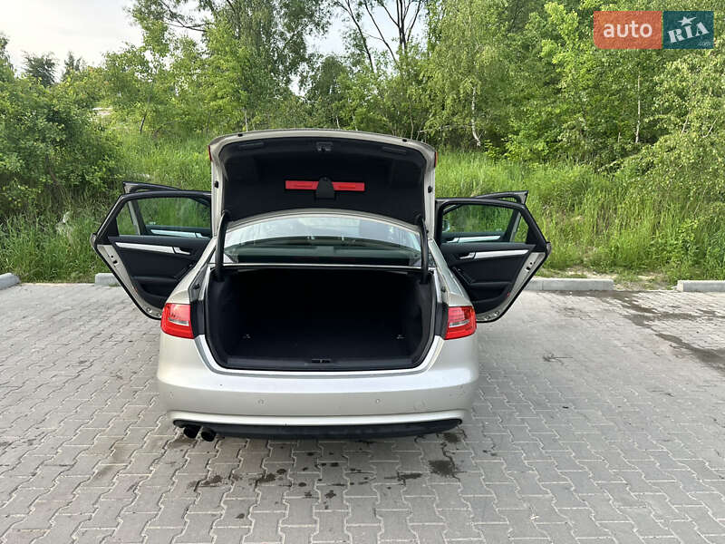 Седан Audi A4 2012 в Львове