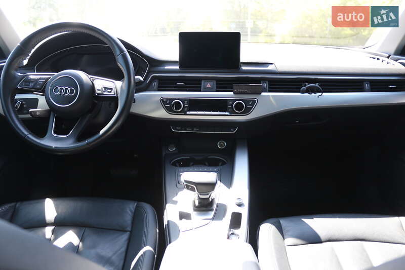 Седан Audi A4 2017 в Львове