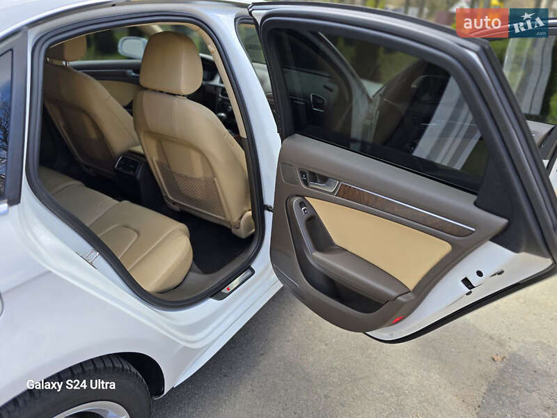 Седан Audi A4 2015 в Умані