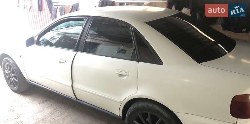 Седан Audi A4 1995 в Ужгороде