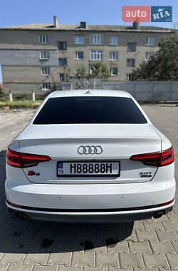 Седан Audi A4 2017 в 