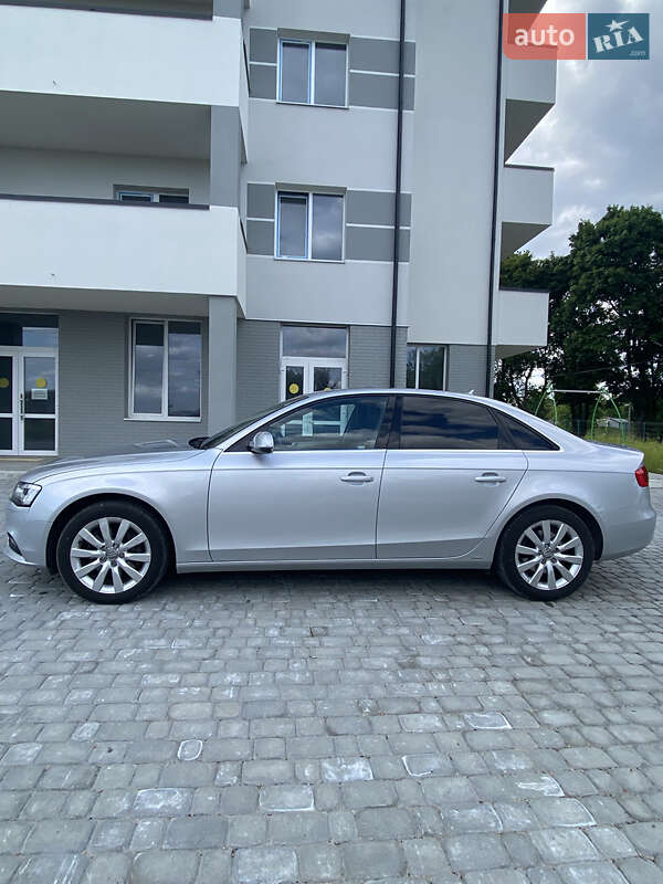Седан Audi A4 2013 в Львові
