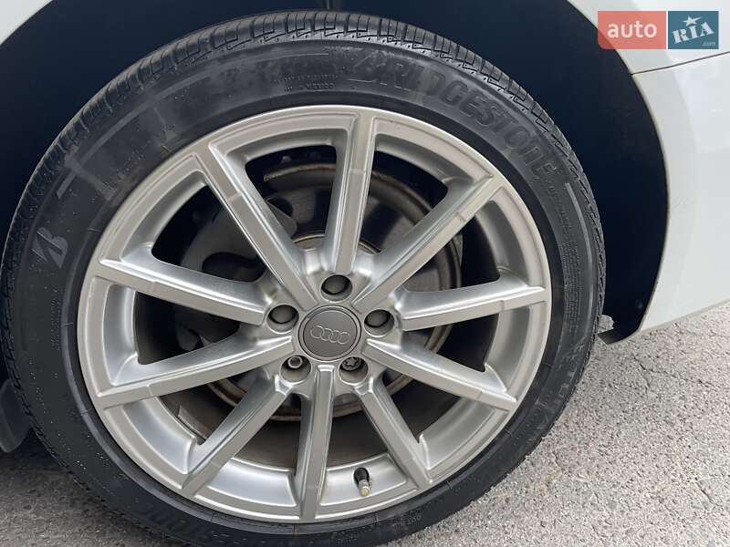 Седан Audi A4 2014 в Львові