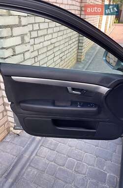 Седан Audi A4 2004 в 
