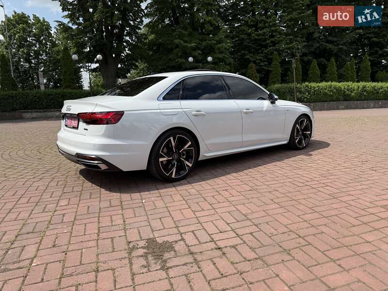 Седан Audi A4 2022 в Виннице