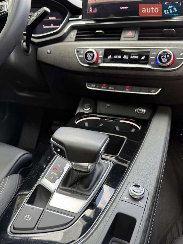 Седан Audi A4 2022 в Виннице