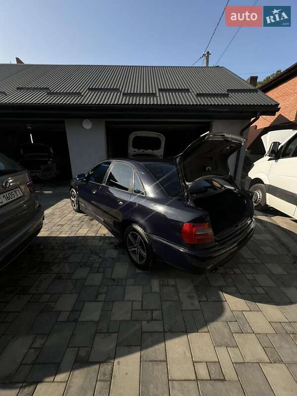 Седан Audi A4 1996 в Львове