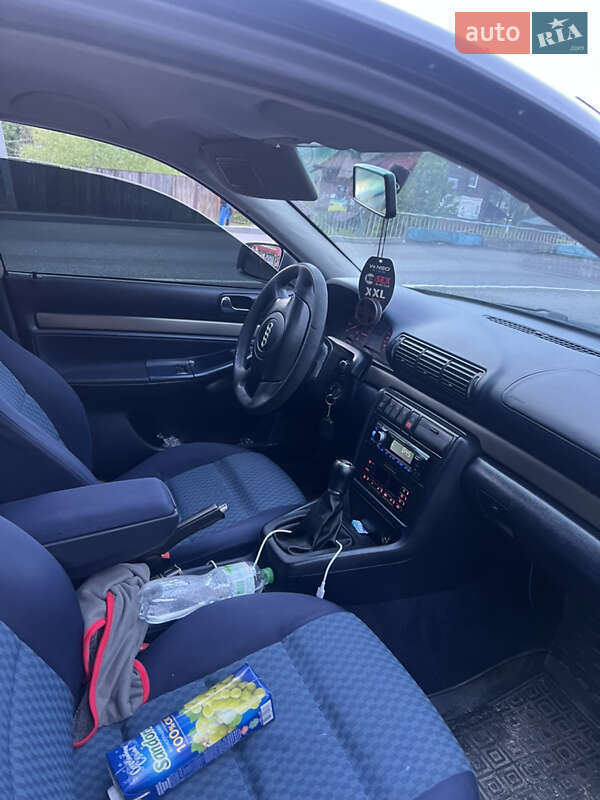 Седан Audi A4 1998 в Черной Тисе