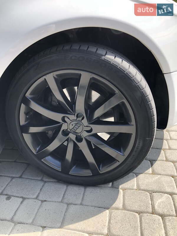 Седан Audi A4 2012 в Львове