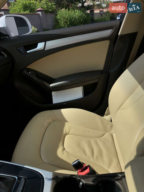 Седан Audi A4 2012 в Львове