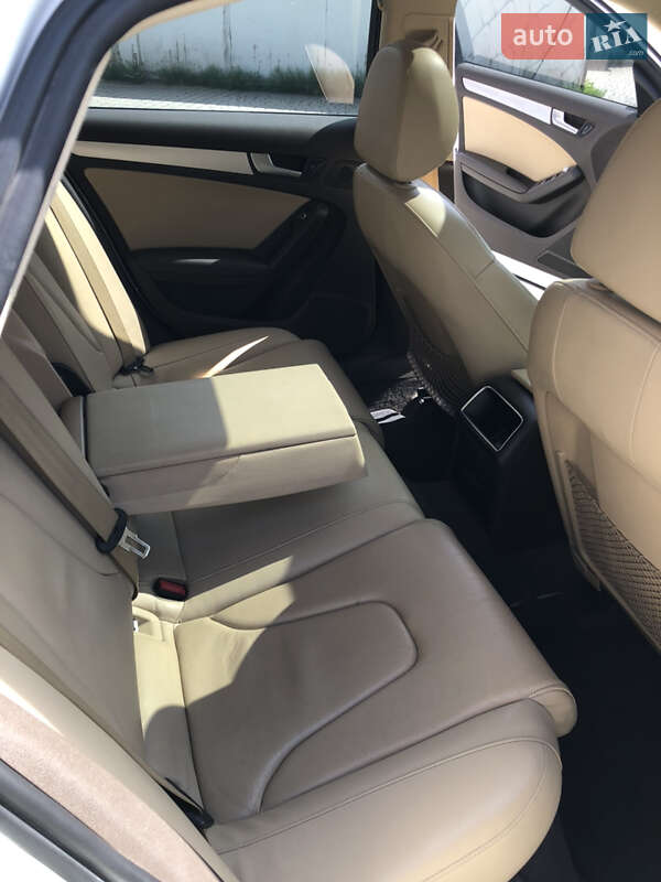Седан Audi A4 2012 в Львове