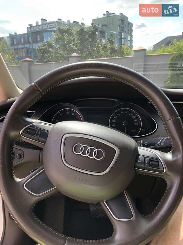 Седан Audi A4 2012 в Львове