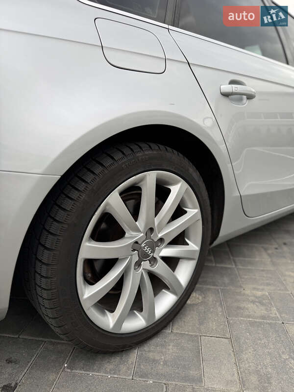Седан Audi A4 2013 в Луцке
