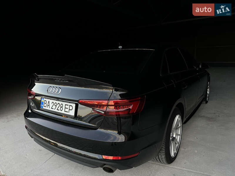 Седан Audi A4 2016 в Новоукраинке