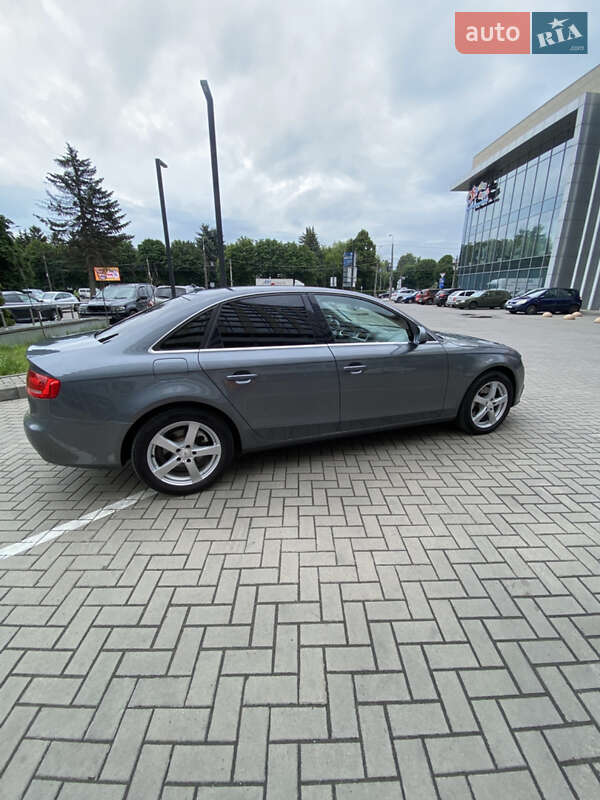 Седан Audi A4 2012 в Луцке