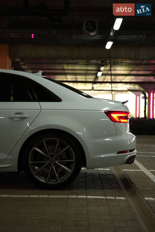 Седан Audi A4 2016 в Киеве