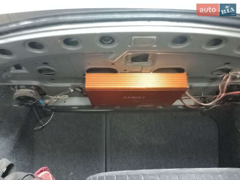 Седан Audi A4 1995 в Волочиске
