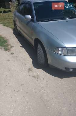 Седан Audi A4 1995 в Волочиске
