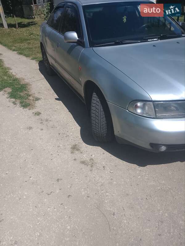 Седан Audi A4 1995 в Волочиске