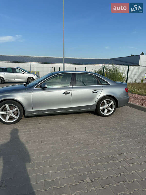 Седан Audi A4 2010 в Луцке