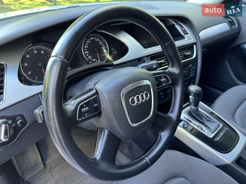 Седан Audi A4 2010 в Луцке