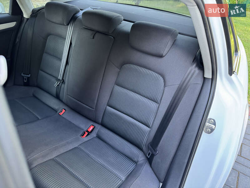 Седан Audi A4 2010 в Луцке
