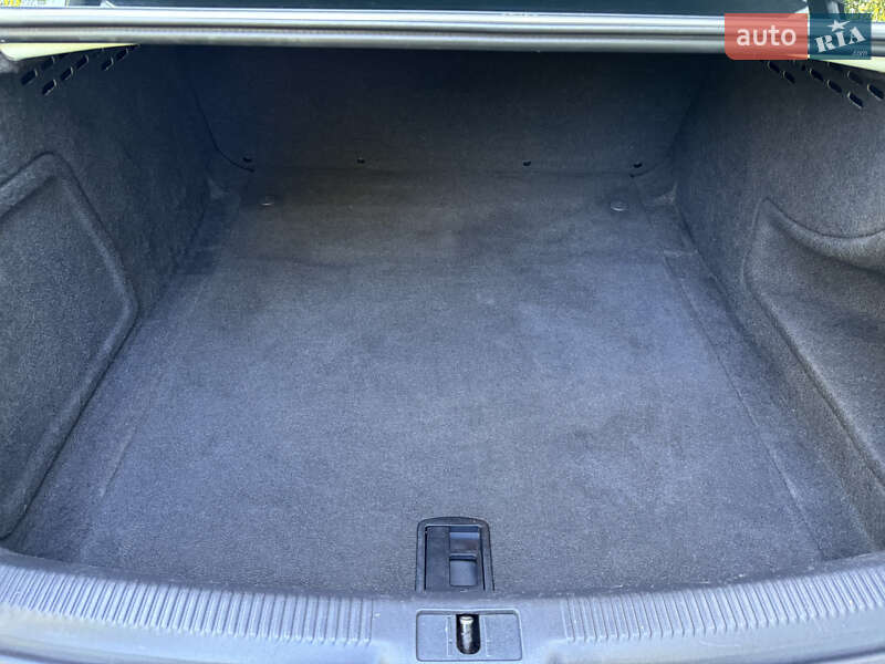 Седан Audi A4 2010 в Луцке