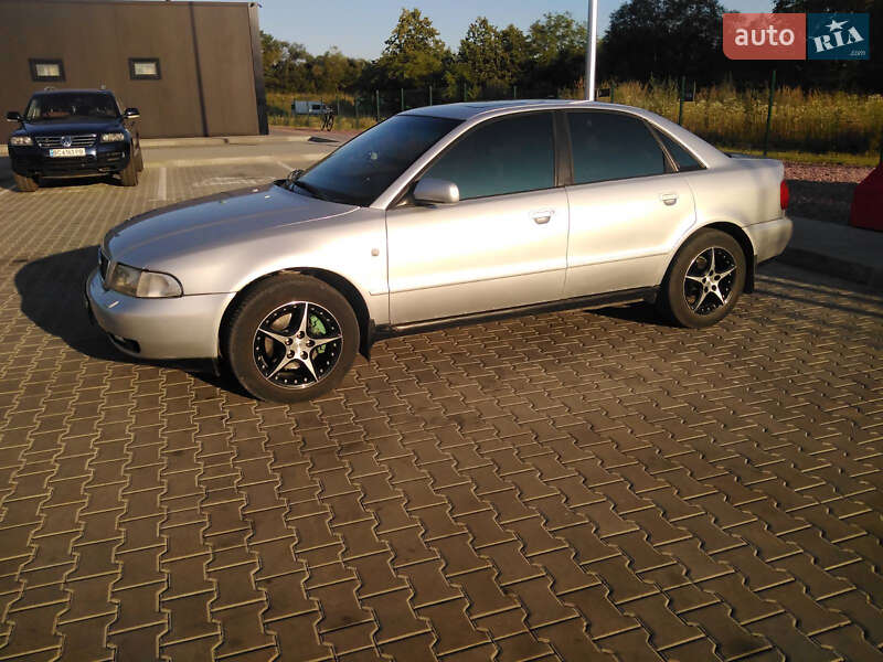 Седан Audi A4 1998 в Стрию