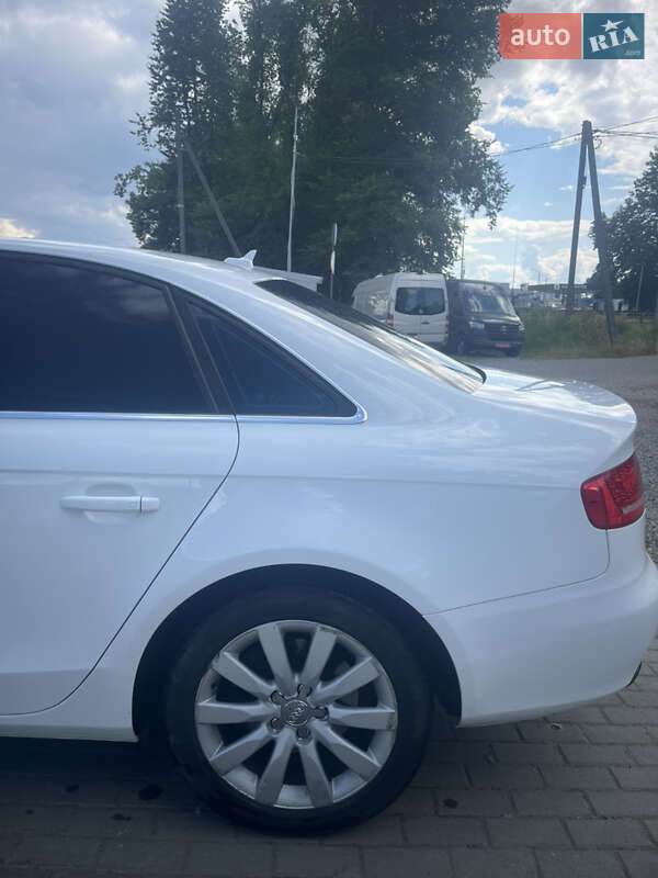 Седан Audi A4 2011 в Стрию